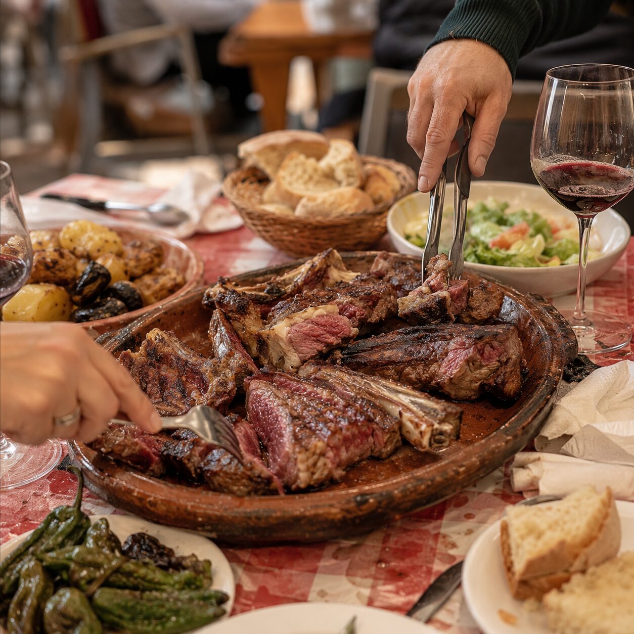 Mesa de comedor con varios platos de carne Rubia Gallega Halal preparada, ideal para una comida compartida o celebración.